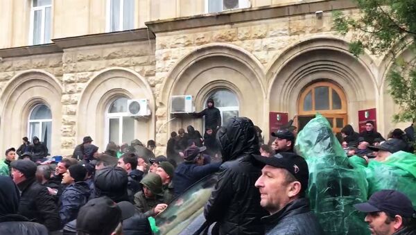 Demonstranti ispred zgrade administracije predsednika Abhazije - Sputnik Srbija