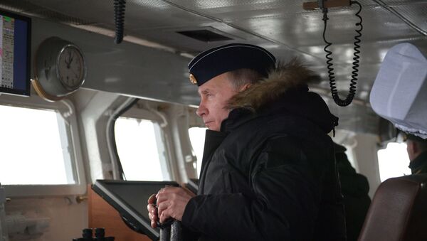 Predsednik Rusije Vladimir Putin na raketnoj krstarici Maršal Ustinov  - Sputnik Srbija