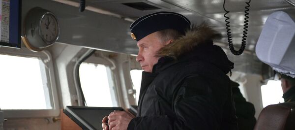 Predsednik Rusije Vladimir Putin na raketnoj krstarici Maršal Ustinov  - Sputnik Srbija