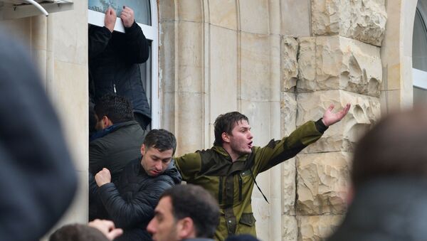 Демонстранти улазе у зграду администрације председника у Абхазији  - Sputnik Србија