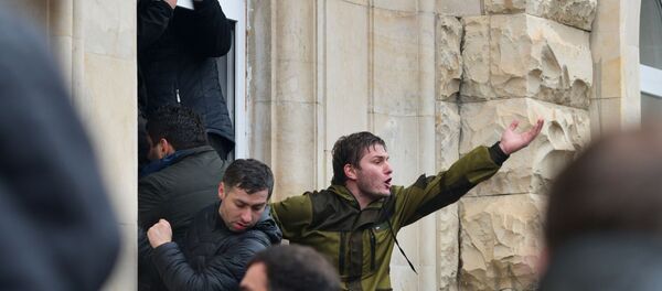 Demonstranti ulaze u zgradu administracije predsednika u Abhaziji Demonstranti ulaze u zgradu administracije predsednika u Abhaziji - Sputnik Srbija
