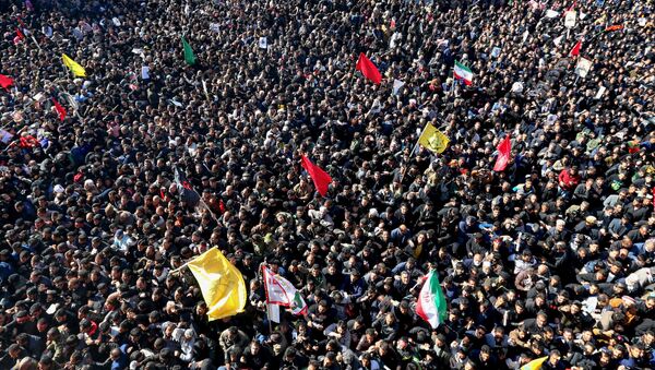 Iranci na ceremoniji opraštanja od generala Kasema Sulejmanija u njegovom rodnom gradu Kermanu - Sputnik Srbija