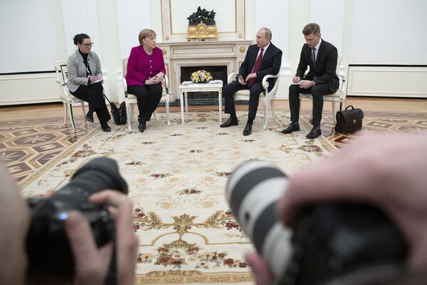 Putin i Merkelova za održavanje mirovne konferencije u Berlinu Putin i Merkelova za održavanje mirovne konferencije u Berlinu - Sputnik Srbija