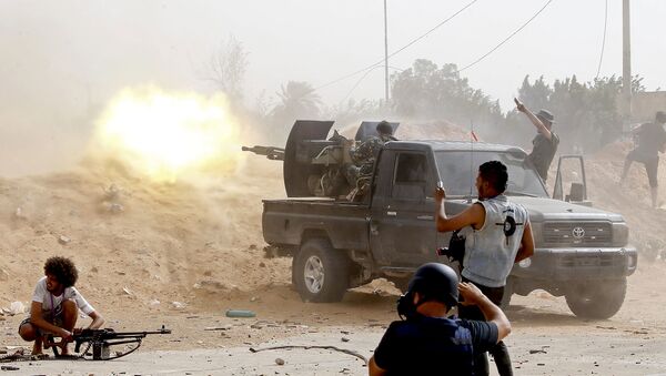 Pripadnici snaga libijske Vlade nacionalnog sporazuma pucaju na snage Halife Haftara u blizini aerodroma u Tripoliju - Sputnik Srbija