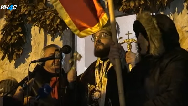Sveštenika napala zastava - Sputnik Srbija