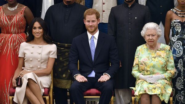 Британска краљица Елизабета Друга, принц Хари и војвоткиња од Сасекса Меган у Бакингемској палати у Лондону - Sputnik Србија
