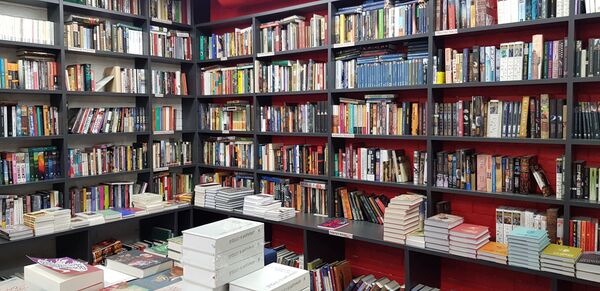 Милорад Павић, Горан Петровић и Емир Кустурица на полицама култне московске књижаре Милорад Павић, Горан Петровић и Емир Кустурица на полицама култне московске књижаре - Sputnik Србија