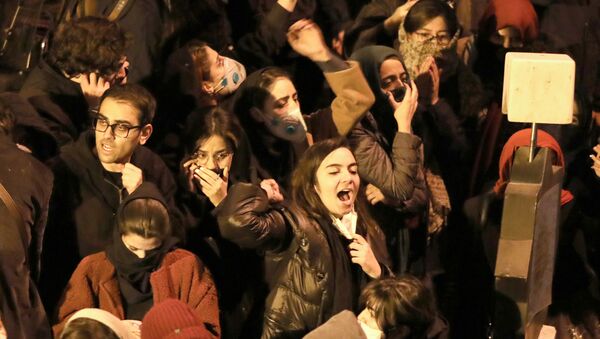 Ирански студенти за време демонстрација у Техерану  - Sputnik Србија