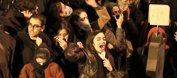 Iranski studenti za vreme demonstracija u Teheranu Iranski studenti za vreme demonstracija u Teheranu - Sputnik Srbija