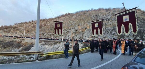 Petnaest kilometara hoda: Pleme Kuči peške do litije u Podgorici /video, foto/ - Sputnik Srbija