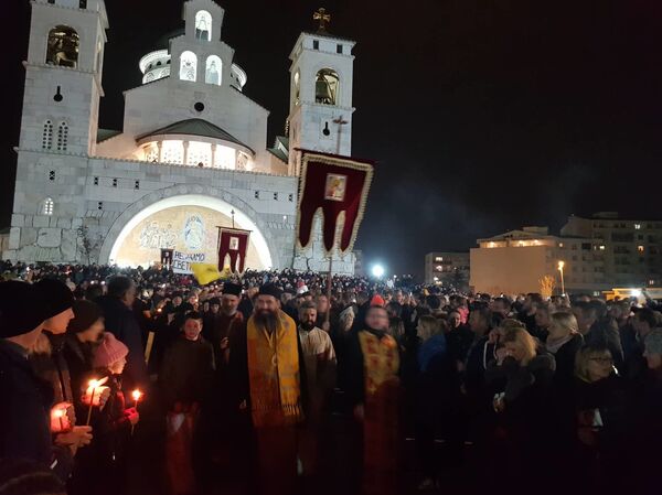 Догађај какав не памти Подгорица: Десетине хиљада људи брани своје светиње /видео, фото/ Догађај какав не памти Подгорица: Десетине хиљада људи брани своје светиње /видео, фото/ - Sputnik Србија