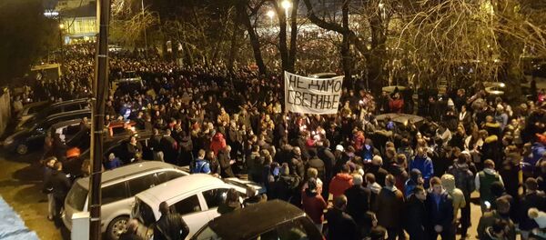 Простор испред црке Светог Ђорђа премали је да прими вернике - Sputnik Србија