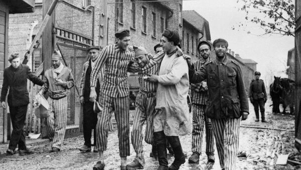 Борци Црвене армије ослобађају заробљенике из немачког нацистичког логора Аушвиц. - Sputnik Србија