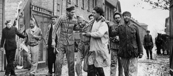 Борци Црвене армије ослобађају заробљенике из немачког нацистичког логора Аушвиц. Борци Црвене армије ослобађају заробљенике из немачког нацистичког логора Аушвиц. - Sputnik Србија