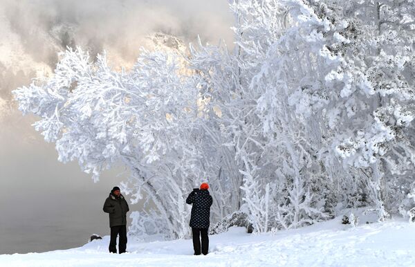 Зимски пејзаж на обали реке Јенисеј. - Sputnik Србија