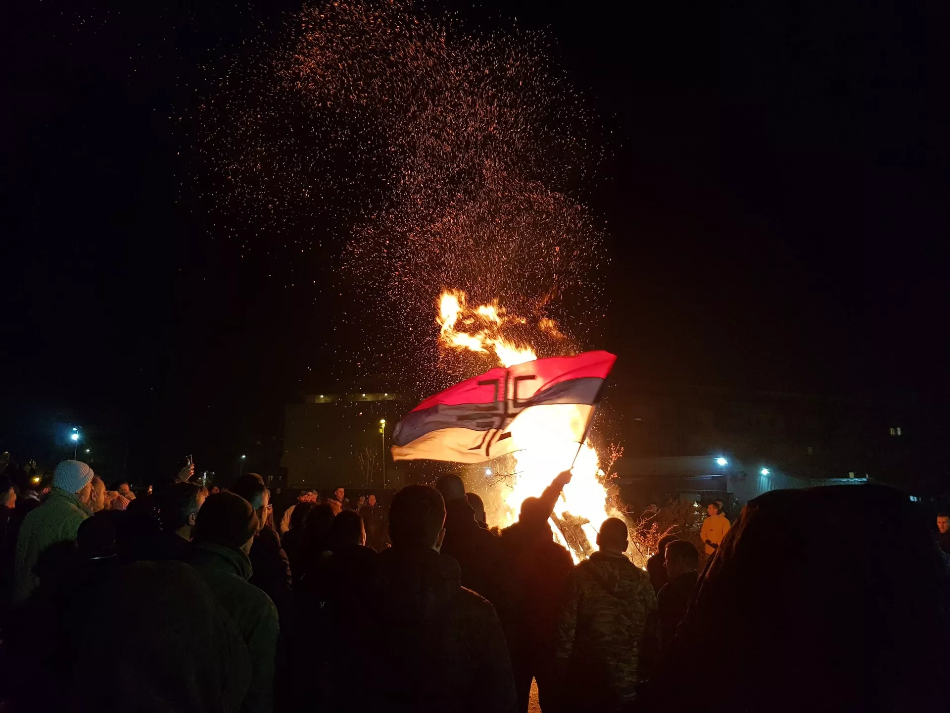 Nalaganje badnjaka ispred hrama Vaskrsenja Hristovog u Podgorici - Sputnik Srbija, 1920, 04.10.2021