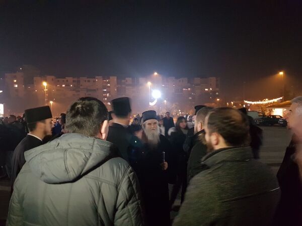 Hiljade ljudi prisustvovalo nalaganju badnjaka ispred hrama u Podgorici /video, foto/ - Sputnik Srbija