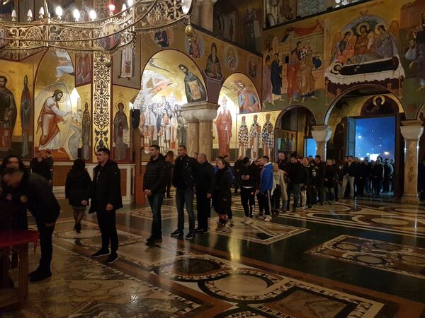Hiljade ljudi prisustvovalo nalaganju badnjaka ispred hrama u Podgorici /video, foto/ - Sputnik Srbija