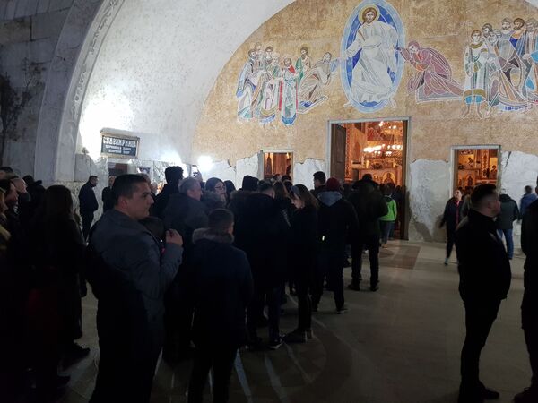 Hiljade ljudi prisustvovalo nalaganju badnjaka ispred hrama u Podgorici /video, foto/ - Sputnik Srbija