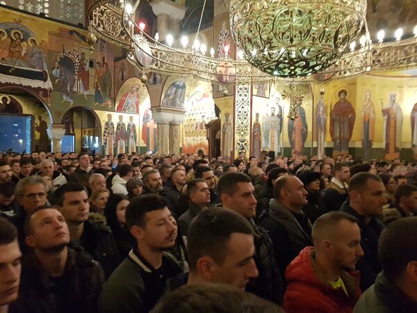 Hiljade ljudi prisustvovalo nalaganju badnjaka ispred hrama u Podgorici /video, foto/ - Sputnik Srbija
