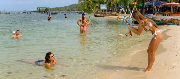 Туристи се сликају на плажи - Sputnik Србија