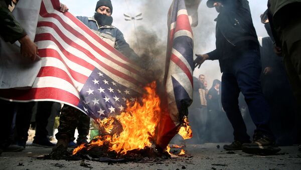 Демонстранти  у Техерану пале америчку и британску заставу на протестима против убиства иранског генерала Касема Сулејманија - Sputnik Србија