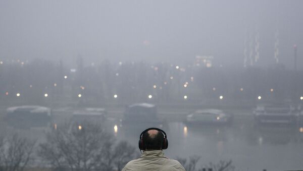 Čovek sedi na klupi na Kalemegdanu u Beogradu - Sputnik Srbija