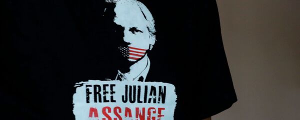 Порука на мајици Емира Кустурице Слобода за Џулијана Асанжа - Sputnik Србија