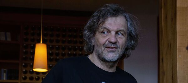 Emir Kusturica u majici sa porukom Sloboda za Džulijana Asanža  - Sputnik Srbija
