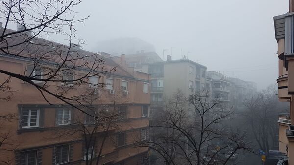 Ne vidi se prst pred nosom: Magla i smog progutali srpsku prestonicu /foto/ Ne vidi se prst pred nosom: Magla i smog progutali srpsku prestonicu /foto/ - Sputnik Srbija