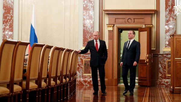 Predsednik Rusije Vladimir Putin i premijer Dmitrij Medvedev pre sastanka Vlade Rusije u Moskvi - Sputnik Srbija
