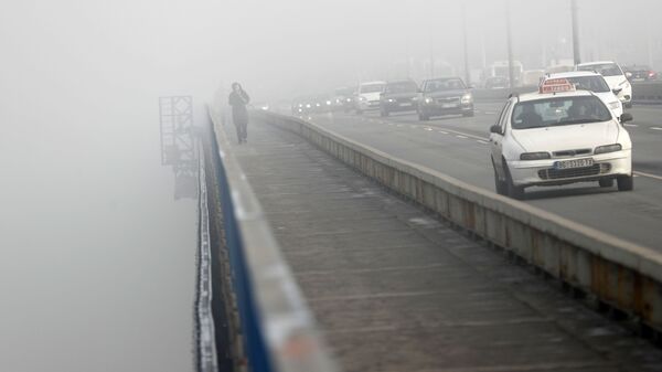 Девојка прелази мост по магли у Београду - Sputnik Србија