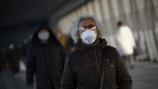 Човек носи маску због великог загађења ваздуха у Пекингу - Sputnik Србија