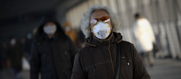 Čovek nosi masku zbog velikog zagađenja vazduha u Pekingu - Sputnik Srbija