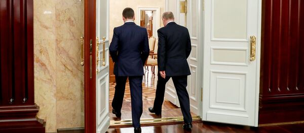 Бивши премијер Русије Дмитриј Медведев и председник Русије Владимир Путин након састанка са члановима Владе Русије у Кремљу - Sputnik Србија