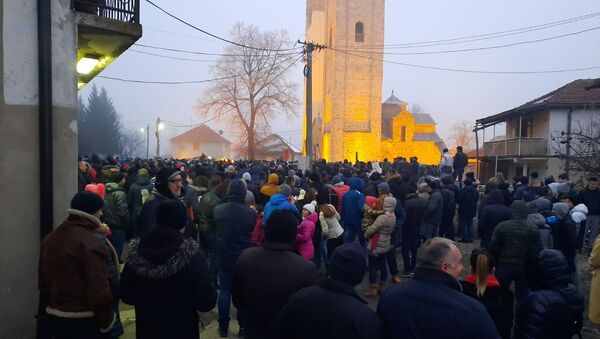 Narod se okupio ispred crkve u Bjelom polju - Sputnik Srbija