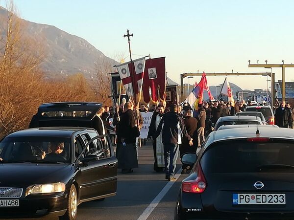 Амфилохије: Доле Влада ако инсистира на овом закону /фото, видео/ Амфилохије: Доле Влада ако инсистира на овом закону /фото, видео/ - Sputnik Србија