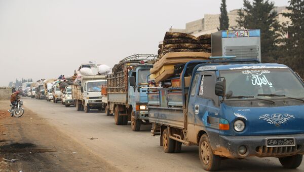 Камиони са цивилима напуштају Марат ел Нуман на северну сиријске провинције Идлиб. - Sputnik Србија