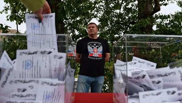 Glasanje građana Donbasa na refendumu o statusu Donjecke Narodne Republike - Sputnik Srbija