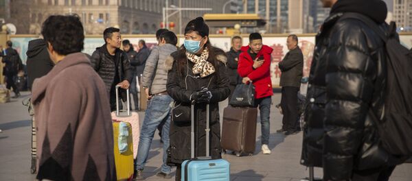 Putnici snimljeni na železničkoj stanici u Pekingu sa zaštitnim maskama Putnici snimljeni na železničkoj stanici u Pekingu sa zaštitnim maskama - Sputnik Srbija