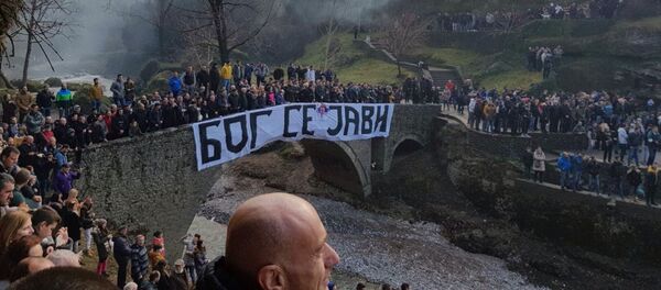 Veliki broj vernika na ušću Ribnice u Moraču - Sputnik Srbija