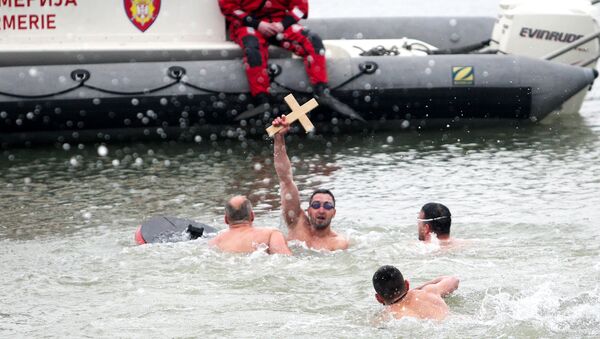 Пливање за часни крст на Дунавском кеју на Дорћолу - Sputnik Србија