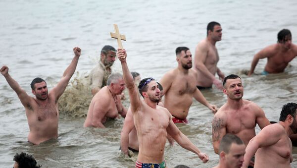 Učesnici plivanja za časni krst na beogradskom Dorćolu - Sputnik Srbija
