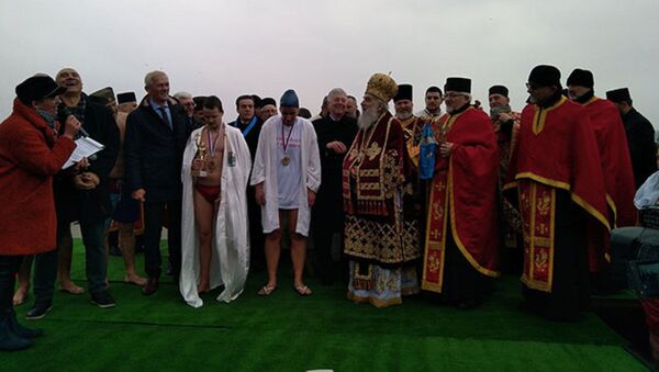 Учесници традиционалног пливања за часни крст на Земунском кеју - Sputnik Србија
