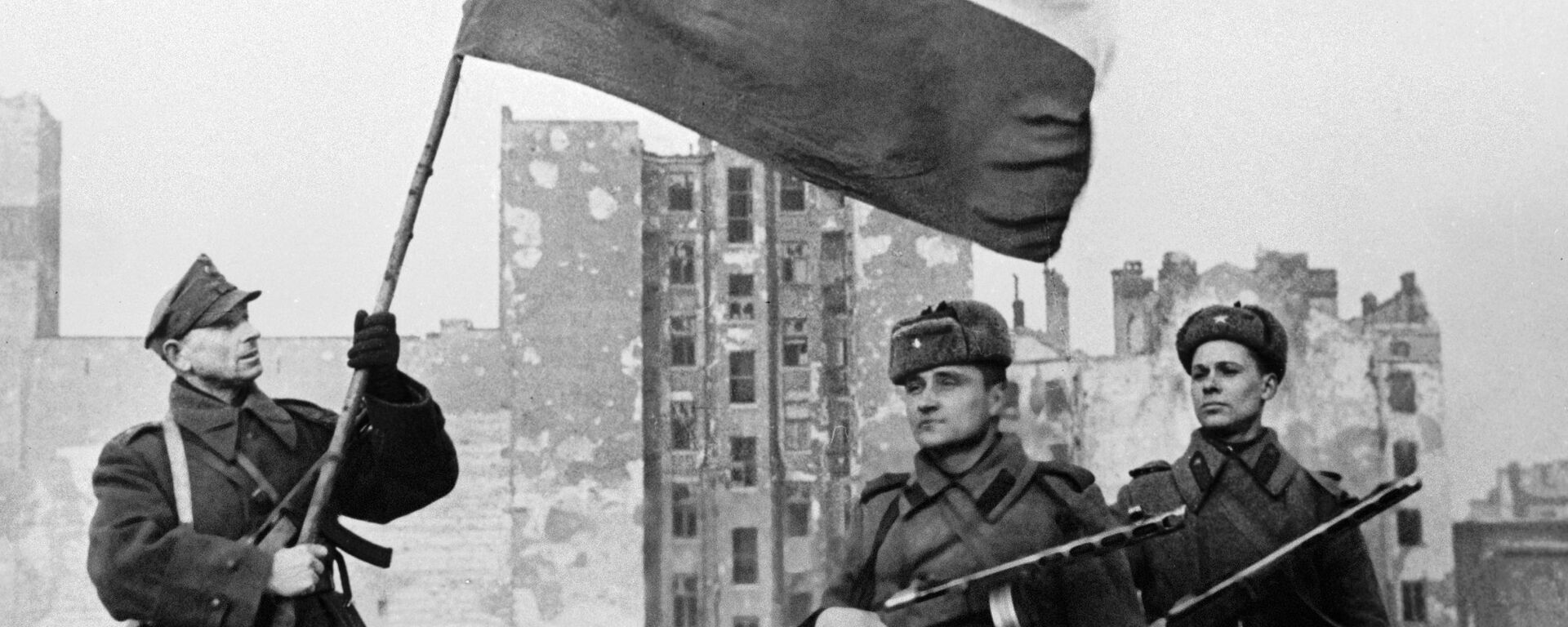 Војници пољске и совјетске армије у ослобођеној Варшави. Други светски рат - Sputnik Србија, 1920, 05.09.2022