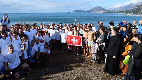 Učesnici tradicionalnog plivanja za časni krst u Baru - Sputnik Srbija