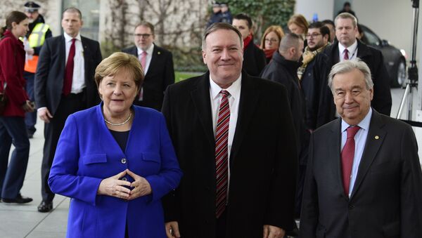 Nemačka kancelarka Angela Merkel, američki državni sekretar Majk Pompeo i generalni sekretar UN Antonio Gutereš pre početka konferencije o Libiji u Berlinu - Sputnik Srbija