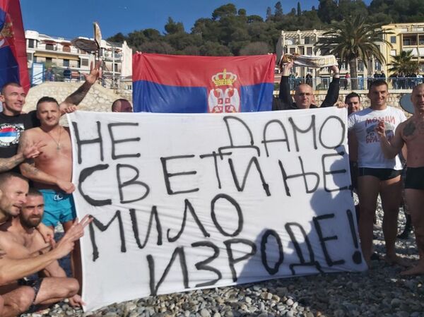 Срби први пут пливали за часни крст у Француској — послали поруку за Црну Гору /видео/ Срби први пут пливали за часни крст у Француској — послали поруку за Црну Гору /видео/ - Sputnik Србија