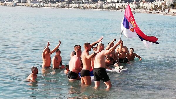 Срби први пут пливали за часни крст у Француској — послали поруку за Црну Гору /видео/ Срби први пут пливали за часни крст у Француској — послали поруку за Црну Гору /видео/ - Sputnik Србија