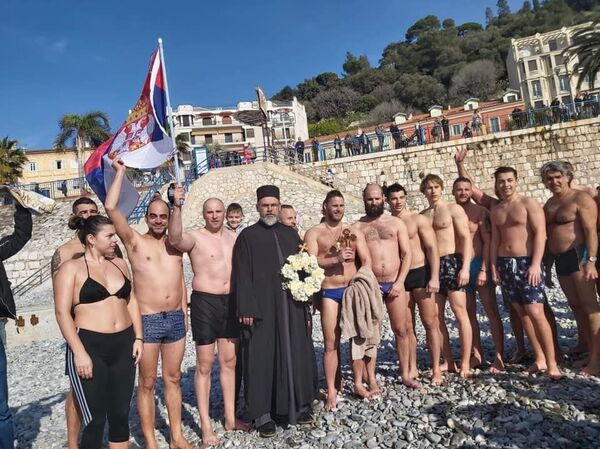 Срби први пут пливали за часни крст у Француској — послали поруку за Црну Гору /видео/ Срби први пут пливали за часни крст у Француској — послали поруку за Црну Гору /видео/ - Sputnik Србија